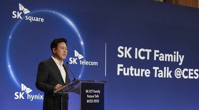 박정호 SK스퀘어·SK하이닉스 부회장이 6일 미국 라스베이거스에서 열린 세계 최대 가전·IT 전시회 CES 2022에서 기자간담회를 열어 ‘SK ICT 연합’ 비전을 발표하고 있다. SK텔레콤 제공