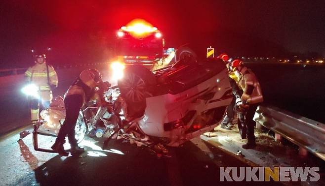 강원 화천군 하남면 국도 전복사고(사진=강원도소방본부 제공)