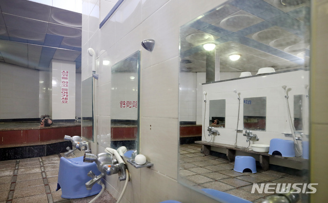 서울 시내 한 목욕탕에서 한 시민이 마스크를 착용하고 목욕을 하고 있다. / 사진 = 뉴시스