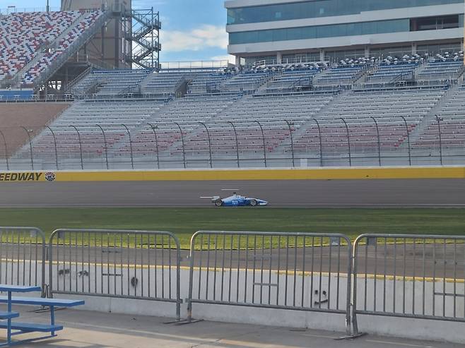 독일 뮌헨대 차량이 도로를 이탈한 모습./사진=정한결 기자.