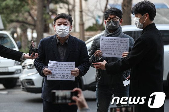 안진걸 민생경제연구소장(왼쪽)과 김병국 사립학교 개혁과 비리 추방을 위한 국민운동본부 집행위원장이 지난달 고발인 조사를 받기 위해 서울 마포구 반부패공공범죄수사대에 출석하던 중 기자회견을 하고 있다. /사진=뉴스1