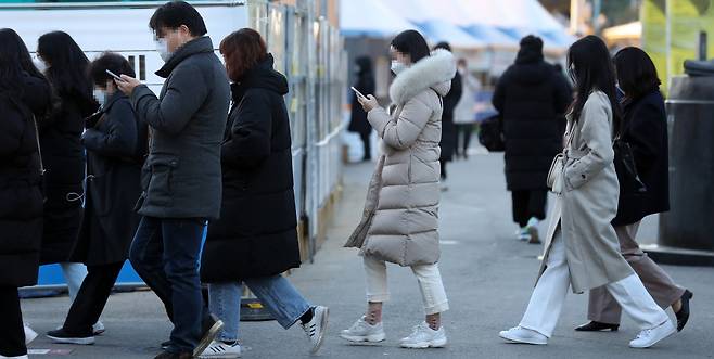 서울 중구 서울역광장에서 두꺼운 옷을 입은 시민들이 이동하고 있다./사진=이영환 뉴시스 기자