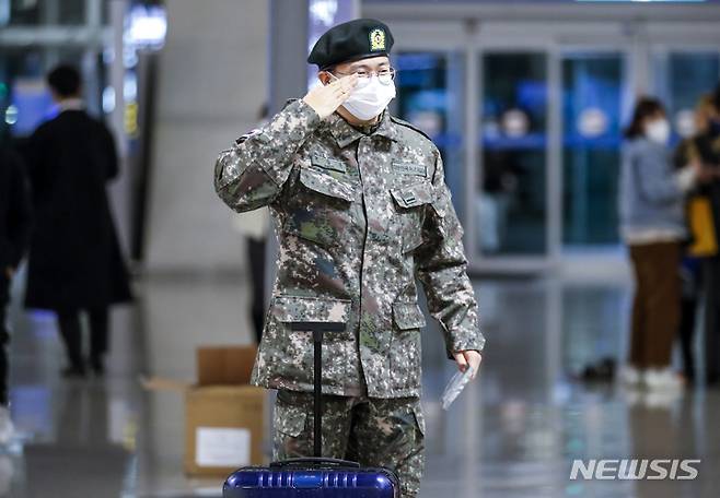 [인천공항=뉴시스] 정병혁 기자 = 파울루 벤투 감독이 이끄는 축구대표팀 권창훈이 터키 전지훈련 출국을 위해 8일 오후 인천국제공항 1터미널에서 이동하고 있다. 2022.01.08. jhope@newsis.com