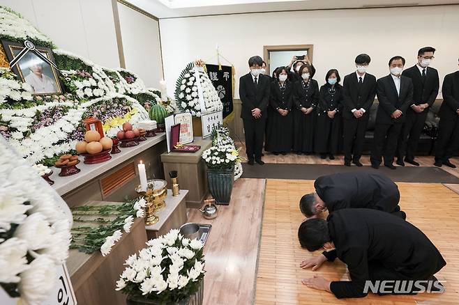 [광주=뉴시스] 문재인 대통령과 부인 김정숙 여사가 9일 오후 광주 동구 조선대병원장례식장에 마련된 고(故) 이한열 열사의 모친 배은심 여사의 빈소를 찾아 조문하고 있다. (사진=청와대 제공) 2022.01.09.  photo@newsis.com