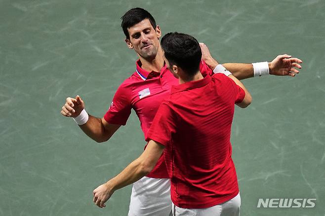 [마드리드=AP/뉴시스] 세르비아의 노바크 조코비치(왼쪽)와 니콜라 카치치가 1일(현지시간) 스페인 마드리드의 마드리드 경기장에서 열린 2021 데이비스컵 월드 파이널 남자 복식 8강전에서 카자흐스탄의 안드레이 골루베프-알렉산드르 네도프예소프를 물리치고 환호하고 있다. 세르비아는 카자흐스탄을 세트스코어 2-1(6-2 2-6 6-3)로 꺾고 준결승에 올랐다. 남자 테니스 시즌 마지막을 장식하는 국가대항전인 이 대회 4강에만 진출해도 약 17억 원의 상금을 받는 것으로 알려졌다. 2021.12.02.