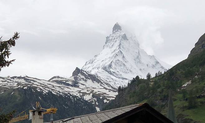 스위스 알프스 봉우리 중 가장 높고 신비로운 마터호른(4478m)은 서쪽 프랑스와 접하고 남쪽 이탈리아와 접해 있다.