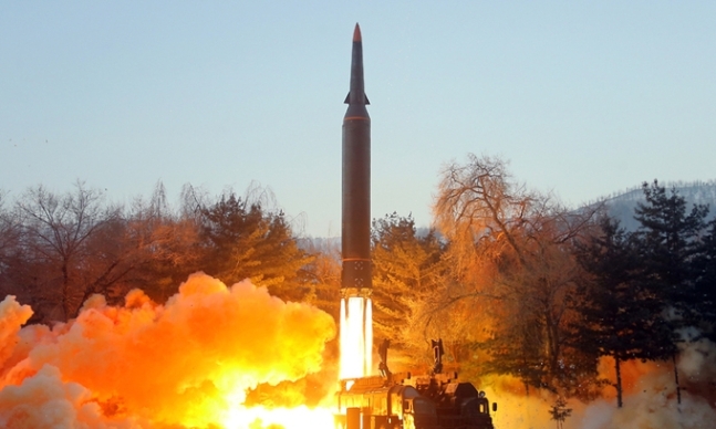 북한이 지난 5일 발사한 극초음속 미사일. 조선중앙통신은 6일 "국방과학원은 1월 5일 극초음속 미사일 시험발사를 진행하였다"라고 보도했다. 조선중앙통신·연합뉴스