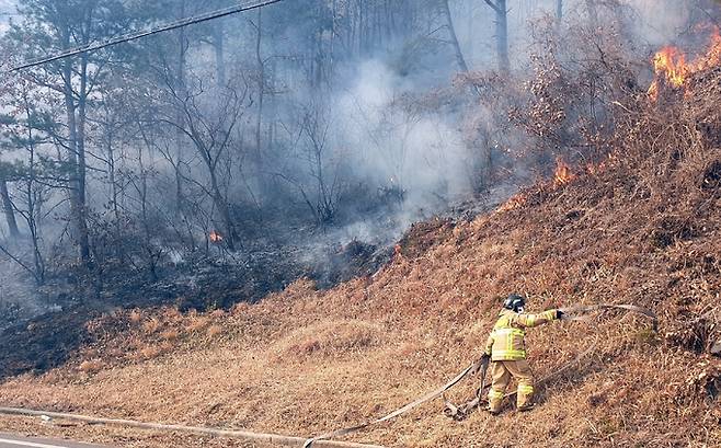 9일 오후 1시 5분께 경남 함양군 휴천면 호산리 한 야산에서 난 산불을 진화대원이 끄고 있다.&nbsp; &nbsp;경남소방본부 제공.