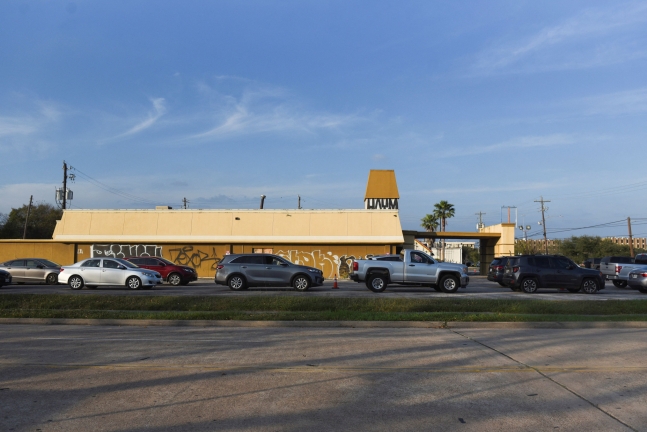 미국 텍사스주의 한 드라이브스루 코로나 검사소에서 차들이 줄지어 서있는 모습(위 기사와 관련 없음). 로이터 연합뉴스