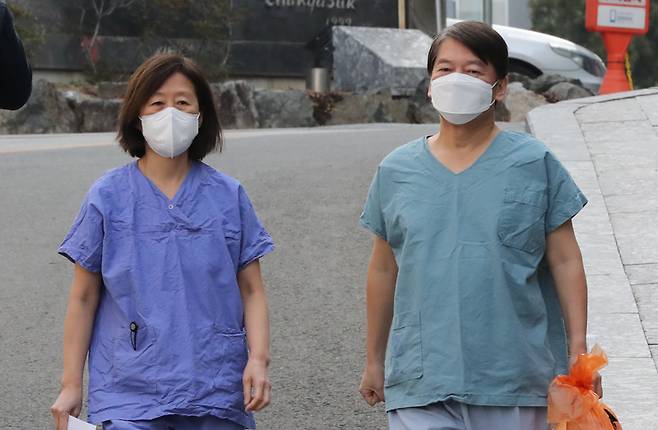 지난 2020년 3월 함께 코로나19 의료봉사에 나섰던 안철수 국민의당 후보 부부ⓒ연합뉴스