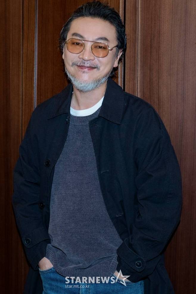 영화 '특송'(감독 박대민)의 주연배우 김의성이 5일 오전 진행된 라운드 인터뷰를 위해 포즈를 취하고 있다.  성공률 100%의 특송 전문 드라이버 '은하'가 예기치 못한 배송사고에 휘말리면서 벌어지는 추격전을 담은 범죄 오락 액션 영화 '특송'은 오는 12일 개봉된다. /사진제공=NEW 2022.01.05 /사진=이동훈 기자 photoguy@