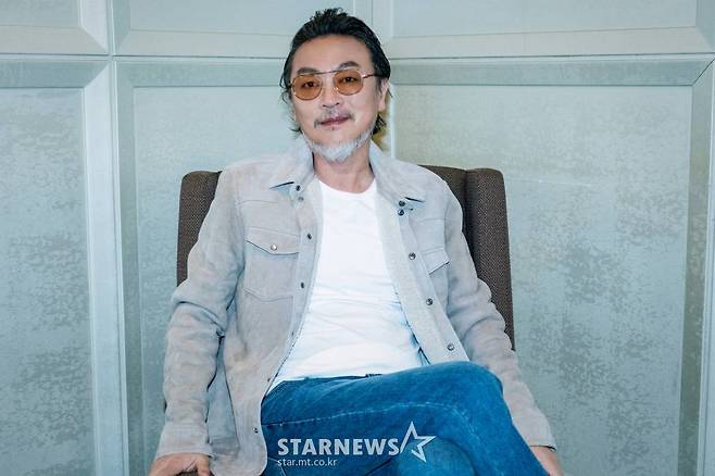 영화 '특송'(감독 박대민)의 주연배우 김의성이 5일 오전 진행된 라운드 인터뷰를 위해 포즈를 취하고 있다.  성공률 100%의 특송 전문 드라이버 '은하'가 예기치 못한 배송사고에 휘말리면서 벌어지는 추격전을 담은 범죄 오락 액션 영화 '특송'은 오는 12일 개봉된다. /사진제공=NEW 2022.01.05 /사진=이동훈 기자 photoguy@