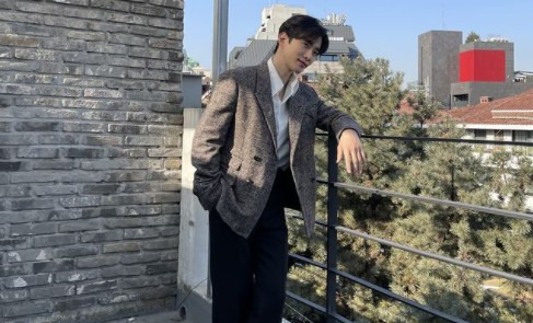 Singer and Actor Lee Joon-ho took off his hanbok and showed off his jacket pit.Lee Joon-ho posted a picture on his 9th day with an article titled Cold - Da through his instagram.The photo shows Lee Joon-ho posing with his arm on the terrace railing.Lee Joon-ho, who is dressed in a white shirt and jacket, captivates her with a sophisticated jacket pit and handsome sculpture visuals. Lee Joon-hos soft charisma adds to her eyes.The fans admired Lee Joon-ho, saying, Lee Joon-ho is cute! I wear warmly ~ and I am really handsome.On the other hand, Lee Joon-ho was loved by performing a hot performance as a separate station in the MBC Drama Red End of Clothes Retail, which recently ended.The Red End of Clothes is a Drama about the sad court romance record of the king, who was the countrys priority over the courtesan and love who wanted to protect his chosen life.