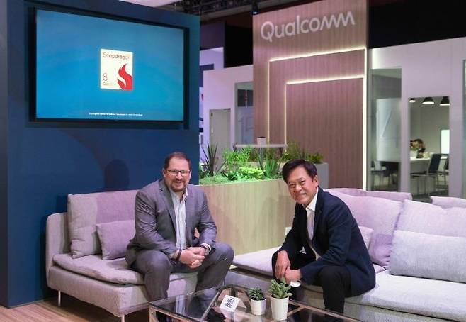 크리스티아노 아몬 퀄컴 사장(왼쪽)과 박정호 SK스퀘어 대표(오른쪽) [SKT 제공. 재판매 및 DB 금지]