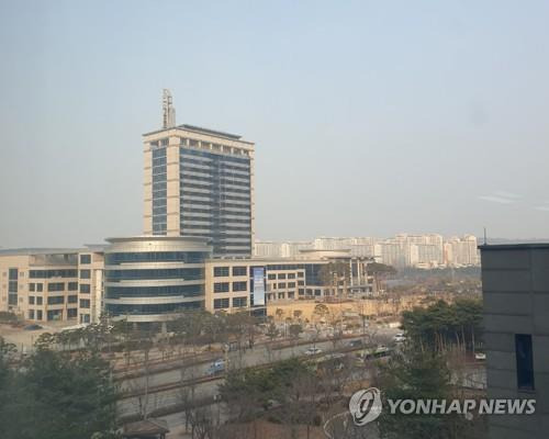 뿌연 전북 전주 하늘    (전주=연합뉴스) 김동철 기자 = 전북 서남권에 초미세먼지 주의보가 발효된 9일 오후 전주시 완산구 효자동 일대가 미세먼지로 덮여 있다. 2022.1.9