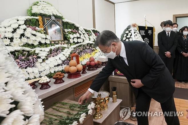 헌화하는 문재인 대통령 (서울=연합뉴스) 문재인 대통령이 9일 오후 광주 동구 조선대학교병원 장례식장에 마련된 이한열 열사 모친 고(故) 배은심 여사의 빈소를 찾아 헌화하고 있다. 2022.1.9 [청와대 제공, 재판매 및 DB 금지] seephoto@yna.co.kr