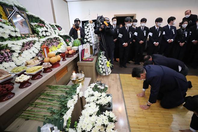 윤석열 윤석열 대선 후보가 10일 오후 광주 동구 조선대병원 장례식장에 마련된 배은심 여사 빈소를 조문하고 있다. (사진=공동 취재)