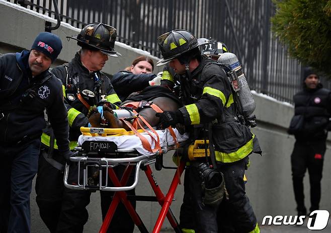9일(현지시간) 뉴욕 브롱크스 지역 아파트 화재 현장에서 소방대원들이 구조된 사람을 병원으로 이송하고 있다. © 로이터=뉴스1 © News1 박형기 기자
