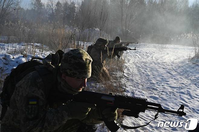 25일(현지시간) 우크라이나 키예프 인근 훈련장에서 육군이 러시아의 침공에 대비해 군사 훈련을 하고 있다.2021.12.25 © AFP=뉴스1