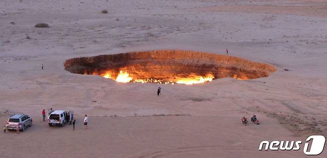 '지옥의 문'은 투르크메니스탄 수도 아시가바트에서 북쪽으로 약 260㎞ 떨어진 카라쿰 사막 한가운데 위치해 있다. © AFP=뉴스1