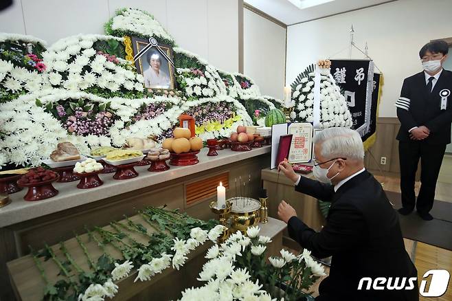 송선태 5·18민주화운동진상규명조사위원회 위원장이 10일 오후 광주 조선대학교병원 장례식장에 마련된 이 열사 어머니 배은심 여사 빈소에서 조문하고 있다.  2022.1.10/뉴스1 © News1 황희규 기자