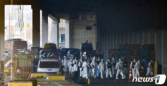 10일 오전 소방관 3명이 순직한 경기도 평택 냉동창고 신축 공사장 화재현장에서 경찰과 소방, 국과수 등 관계자들이 합동감식을 하기위해 현장에 들어서고 있다. 2022.1.10/뉴스1 © News1 김영운 기자