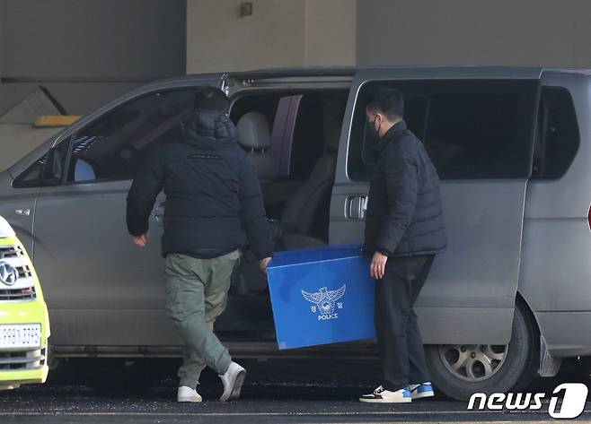 경기남부경찰청이 평택 신축 공사장 화재사건 관련해 시공사, 감리회사, 하청회사 등 압수수색에 들어간 7일 오후 경기도 평택시의 한 신축 공사장 화재현장에서 경찰 관계자들이 압수품을 옮기고 있다. 2022.1.7/뉴스1 © News1 김영운 기자