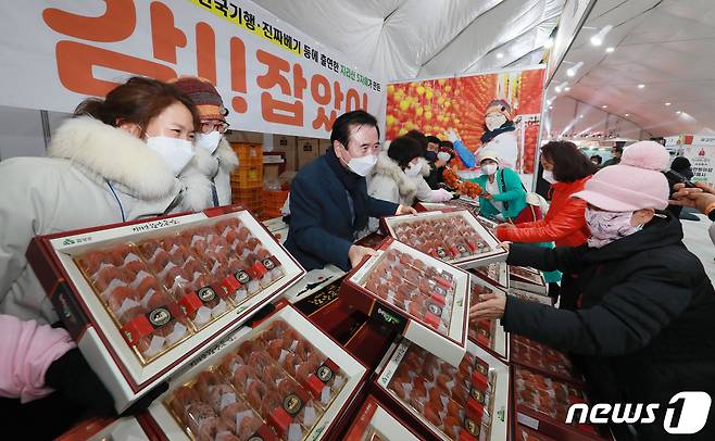 고종시 곶감을 홍보하는 서춘수 군수(함양군 제공)© 뉴스1
