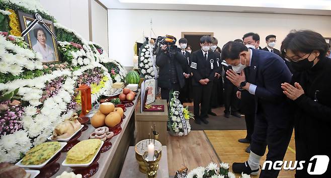 송영길 더불어민주당 대표가 10일 오후 광주 조선대학교병원 장례식장에 마련된 고(故) 이한열 열사 어머니 배은심 여사 빈소를 찾아 분향하고 있다. 2022.1.10/뉴스1 © News1 황희규 기자