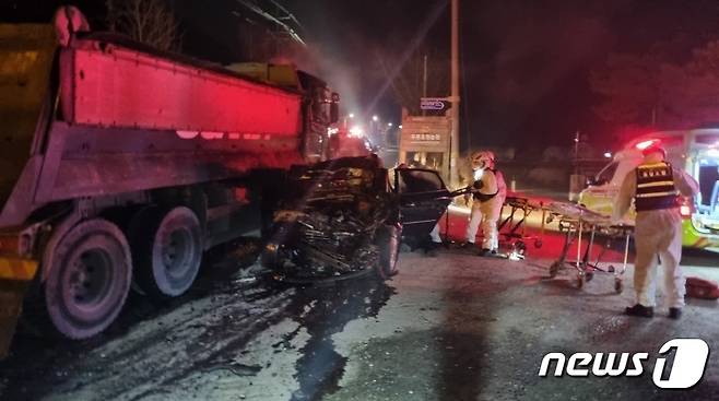 충남 아산시 음봉면 산정리 도로에서 25톤 화물차와 승용차 간 충돌 사고가 났다.(아산소방서 제공)© 뉴스1