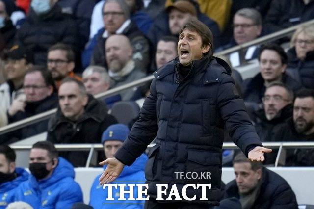 토트넘의 안토니오 콘테 감독이 9일 모어캠비와 FA컵 3라운드 홈경기에서 의외로 선제골을 내주며 고전하자 선수들을 독려하고 있다./런던=AP.뉴시스