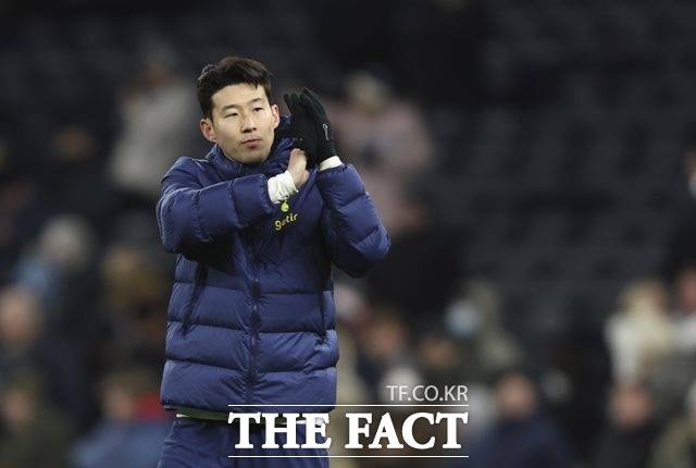 다리부상으로 모어캠비전에 결장한 손흥민은 경기장에 나와 선수단석에서 동료들을 응원, 약 2주의 치료 예상보다 빨리 그라운드에 복귀할 가능성을 보였다./AP.뉴시스