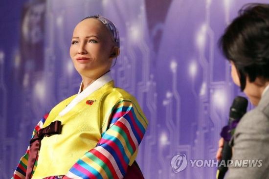 '불쾌한 골짜기'는 불완전하게 인간을 닮은 존재를 보고 강한 거부감을 느끼는 현상을 뜻한다. 사진은 홍콩 기업 '핸슨 로보틱스'가 개발한 인간형 AI 로봇 '소피아' / 사진=연합뉴스