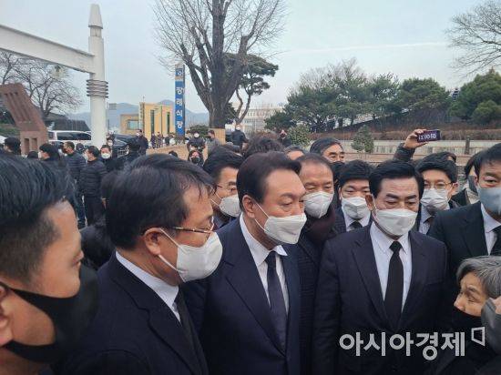 윤석열 국민의힘 대선후보가 10일 오후 고 이한열 열사의 어머니 배은심 여사의 빈소를 방문하고 있다.