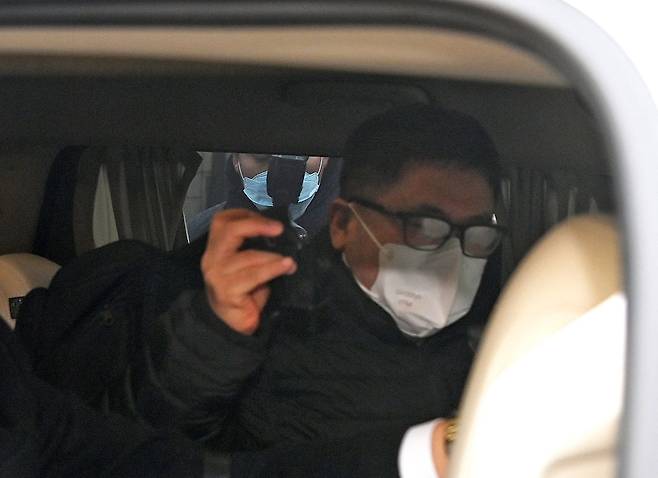 대장동 개발 특혜·비리 의혹 사건 첫 공판이 열린 10일 오후 서울 서초구 서울중앙지방법원에서 정영학 회계사가 공판이 끝난 뒤 청사를 떠나고 있다. /뉴시스