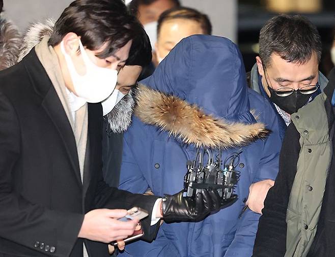 오스템임플란트 직원 이모(45)씨가 6일 새벽 조사를 받기 위해 서울 강서경찰서로 들어서고 있다. /연합뉴스