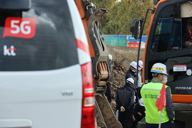 KT 관계자들이 절단된 광케이블 복구 작업을 하고 있다. /연합뉴스