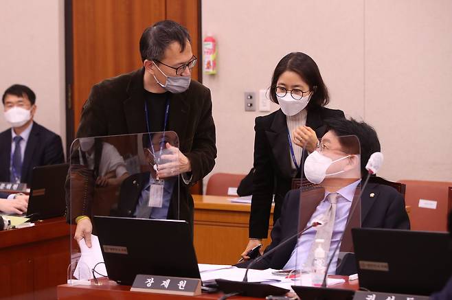 10일 오후 국회에서 열린 법제사법위원회 전체회의에서 더불어민주당 박주민 간사와 국민의힘 장제원 간사가 대화하고 있다. /연합뉴스