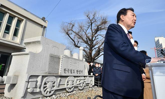 국민의힘 윤석열 대선 후보가 10일 오전 인천역 앞 광장에서 산업화·교역일번지 인천지역 공약 발표를 하고 있다. /연합뉴스