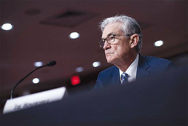 제롬 파월 미국 연방준비제도(Fed) 의장이 2021년 11월 30일(현지시각) 미 상원 금융위원회 청문회에 출석해 증언하고 있다. 그는 같은 해 12월 15일 연방공개시장위원회(FOMC) 정례회의 이후 기자회견에서 “연준은 높은 물가 상승률이 굳어지는 것을 막기 위해 모든 수단을 사용할 것”이라고 했다. 사진 블룸버그