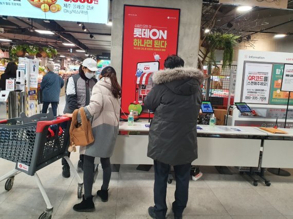 10일 서울 서초구 롯데마트 서초점에서 직원이 고객에게 방역패스를 안내하고 있다. (사진=이정은 기자)