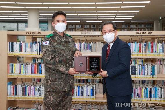 조광한 남양주시장 10일 육군 지상작전사령관 감사패 수상. 사진제공=남양주시
