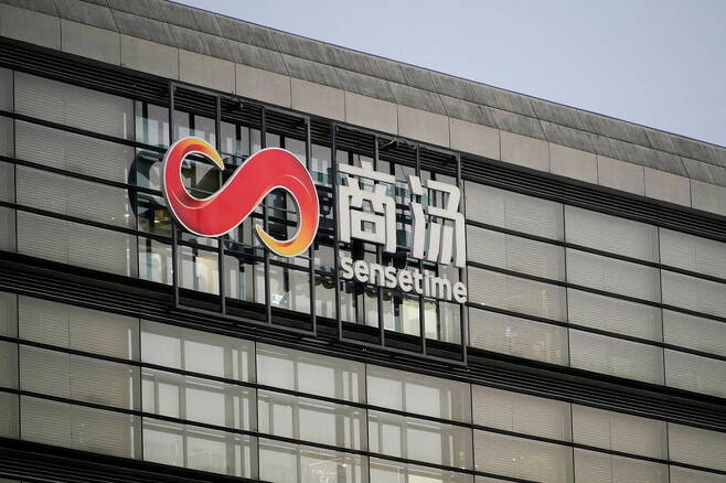중국 최대 인공지능 업체인 센스타임은 지난해 12월 미국의 제재 발표에도 불구하고 중국 정부의 도움을 받아 홍콩 증시에 성공적으로 상장했다. 사진은 상하이에 있는 센스타임 건물 모습. 상하이/로이터 연합뉴스