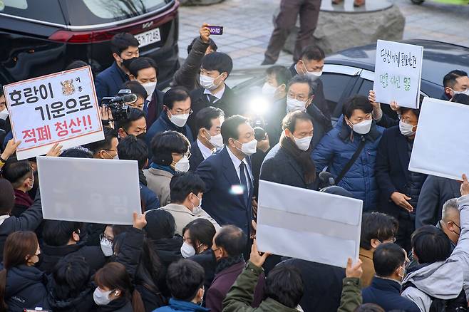 윤석열 국민의힘 대선후보가 10일 오후 이한열 열사의 어머니인 고 배은심 여사의 빈소가 마련된 광주 동구 조선대병원 장례식장을 찾아 대학생 진보 단체들의 시위를 뚫고 장례식장으로 향하고 있다. 광주/공동취재사진