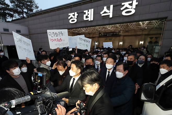 윤석열 국민의힘 대선 후보가 10일 오후 광주 동구 조선대학교병원 장례식장에서 배은심 여사 빈소 조문을 마치고 돌아가던 중 대학생단체 회원 등으로부터 항의를 받고 있다. 광주/공동취재사진