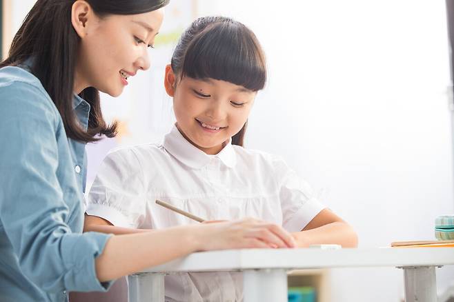 중학교 입학을 앞둔 초등학교 6학년 자녀를 둔 학부모들은 아이의 학습 수준과 심리를 파악한 뒤 거기에 맞게 겨울방학 동안 학습을 도와주는 게 중요하다. 게티이미지뱅크
