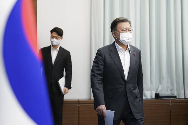 문 대통령이 10일 청와대에서 열린 수석보좌관회의에 참석하고 있다. 청와대 제공