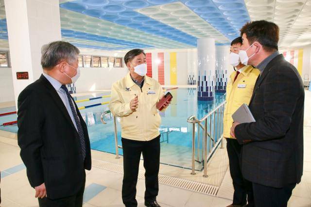 홍민희 사천시장 권한대행이 노인장애인시설을 방문해 관계자로부터 시설 현황 등에 대한 설명을 듣고 있다. 사천시 제공