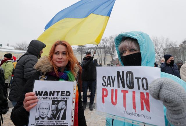 미국과 러시아의 안보 협상을 앞둔 9일 우크라이나 시민운동가들이 수도 키예프에서 블라디미르 푸틴 러시아 대통령을 비판하는 시위를 벌이고 있다. 키예프=EPA 연합뉴스