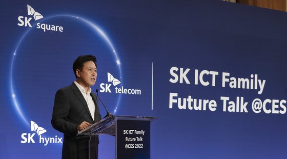 박정호 SK스퀘어 부회장이 9일 'CES 2022'가 열린 미국 라스베이거스에서 기자간담회를 갖고 'SK ICT 연합'의 비전을 발표하고 있다. SK텔레콤 제공